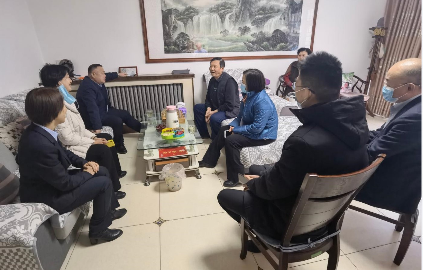 董事長(zhǎng)一行走訪(fǎng)慰問(wèn)困難家庭和退休老干部